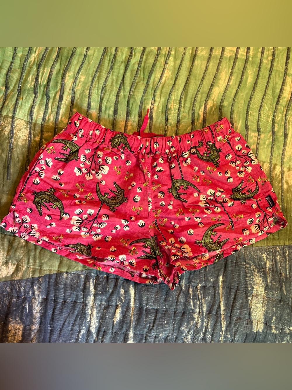 Patagonia Barely Baggies Shorts Medium Alligator pink print